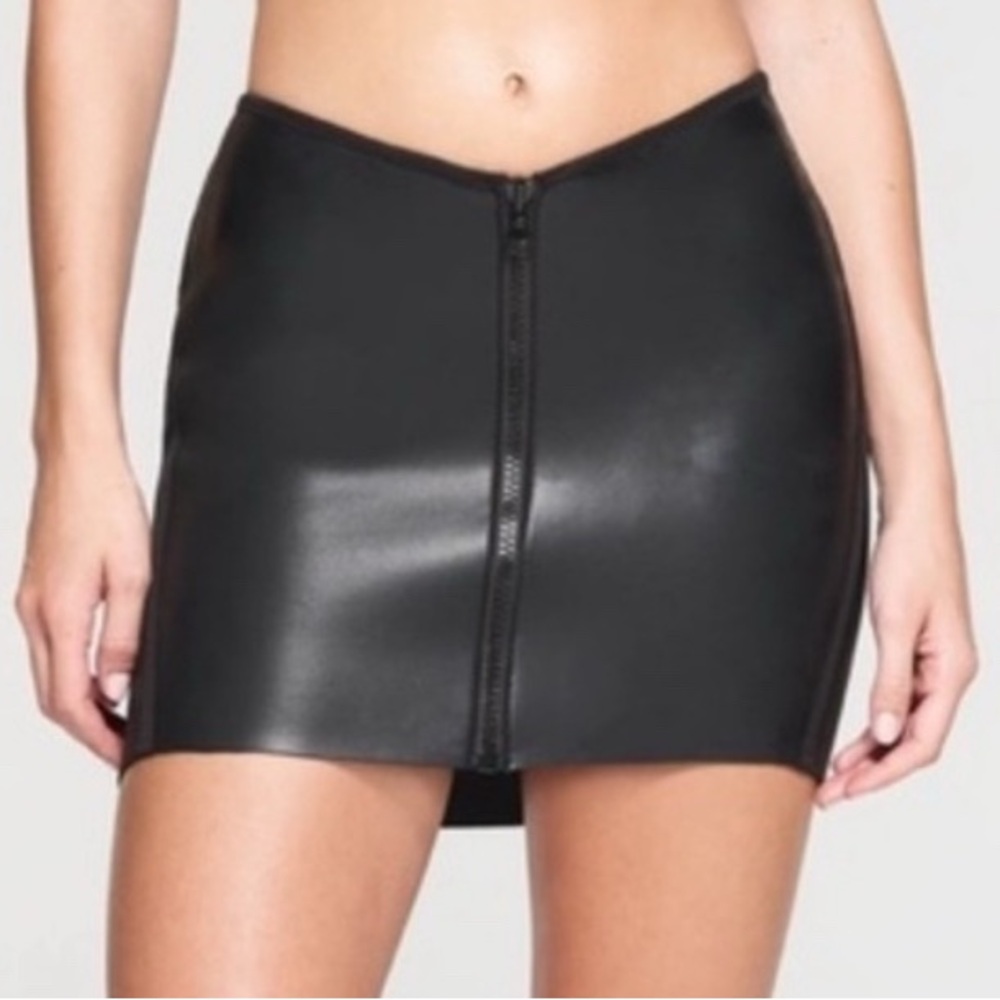 SKIMS Black Onyx Rubberized Scuba Swim Skirt 2X sell or trade for 1X